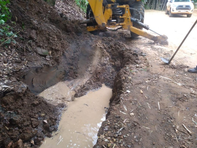 Prefeituras de Alto Araguaia e Alto Taquari realizam ação conjunta de limpeza de bueiros na Serra Preta