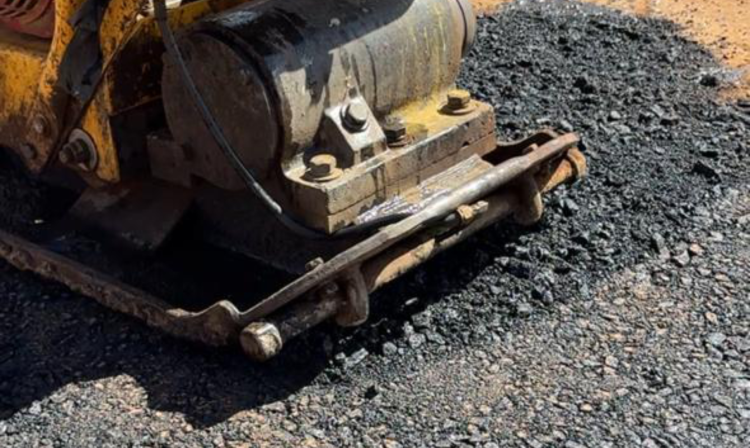 Prefeitura de Alto Araguaia inicia operação tapa-buracos após trégua nas chuvas