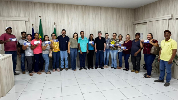 Prefeitura de Alto Araguaia e Empaer entregam cartões do FUNDAAF para pequenos produtores rurais