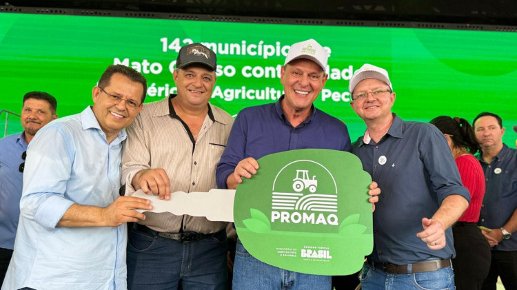 Alto Araguaia recebe pá-carregadeira e escavadeira do Ministério da Agricultura