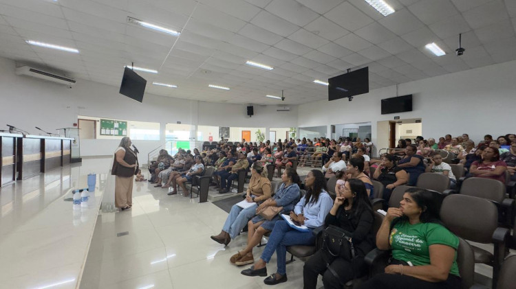 Assistência Social de Alto Araguaia realiza reunião com beneficiários do Programa Ser Família
