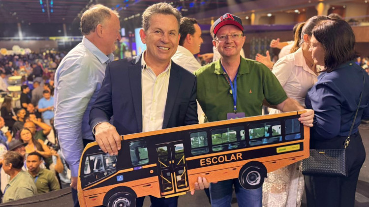 Governo de MT entrega mais dois ônibus escolares para Alto Araguaia