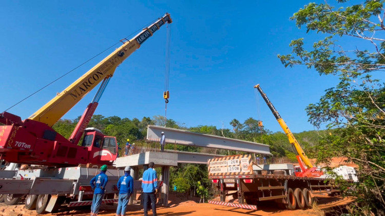 Lançamento de vigas marca avanço na construção da ponte do Córrego Gato Preto