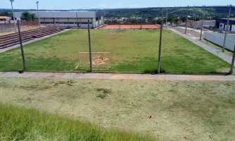 Limpeza e poda de grama chegam no Complexo Esportivo no Bairro Aeroporto
