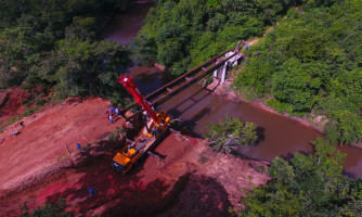 Prefeito vistoria obras de construção de ponte de concreto sobre o Rio Araguainha, na MU-45