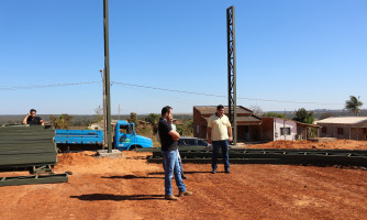 Gustavo Melo inspeciona obra de construção de quadra no Bairro Professora Maria das Graças de Souza Pinto