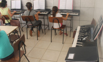 Projeto Tom Jobim de Alto Araguaia possui vagas abertas para aulas de teclado e canto