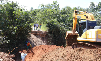 Prefeito e vice-prefeito acompanham conclusão das obras de bueiro de aço no Córrego Coqueiro na MU-34