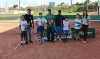 Novas raquetes e materiais de manutenção são entregues aos alunos do projeto “Todos no Tênis”, em Alto Araguaia