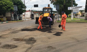 Secretaria de Infraestrutura realiza reparos na Avenida Carlos Hugueney