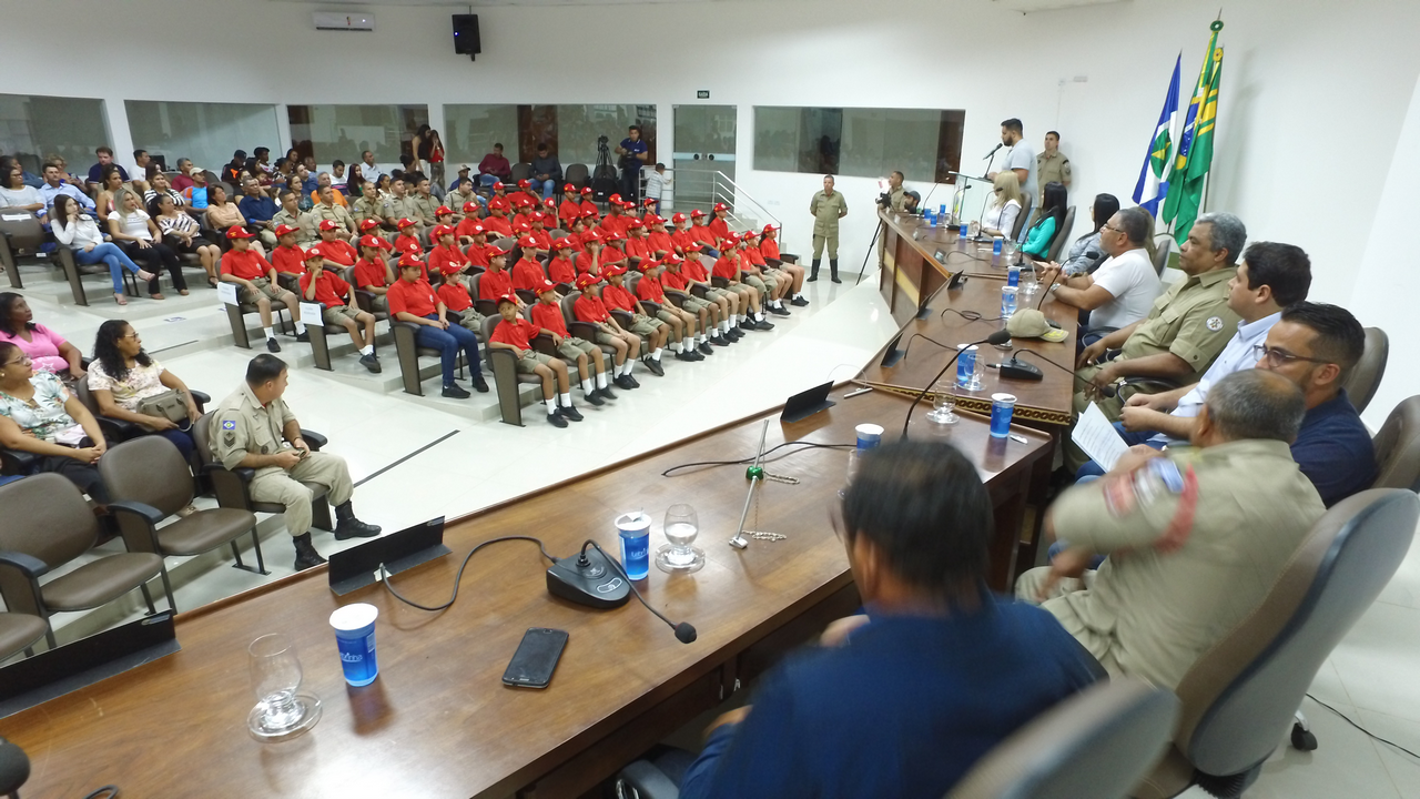 Aula inaugural acolhe 50 crianças e adolescentes do Bombeiros do Futuro em Alto Araguaia
