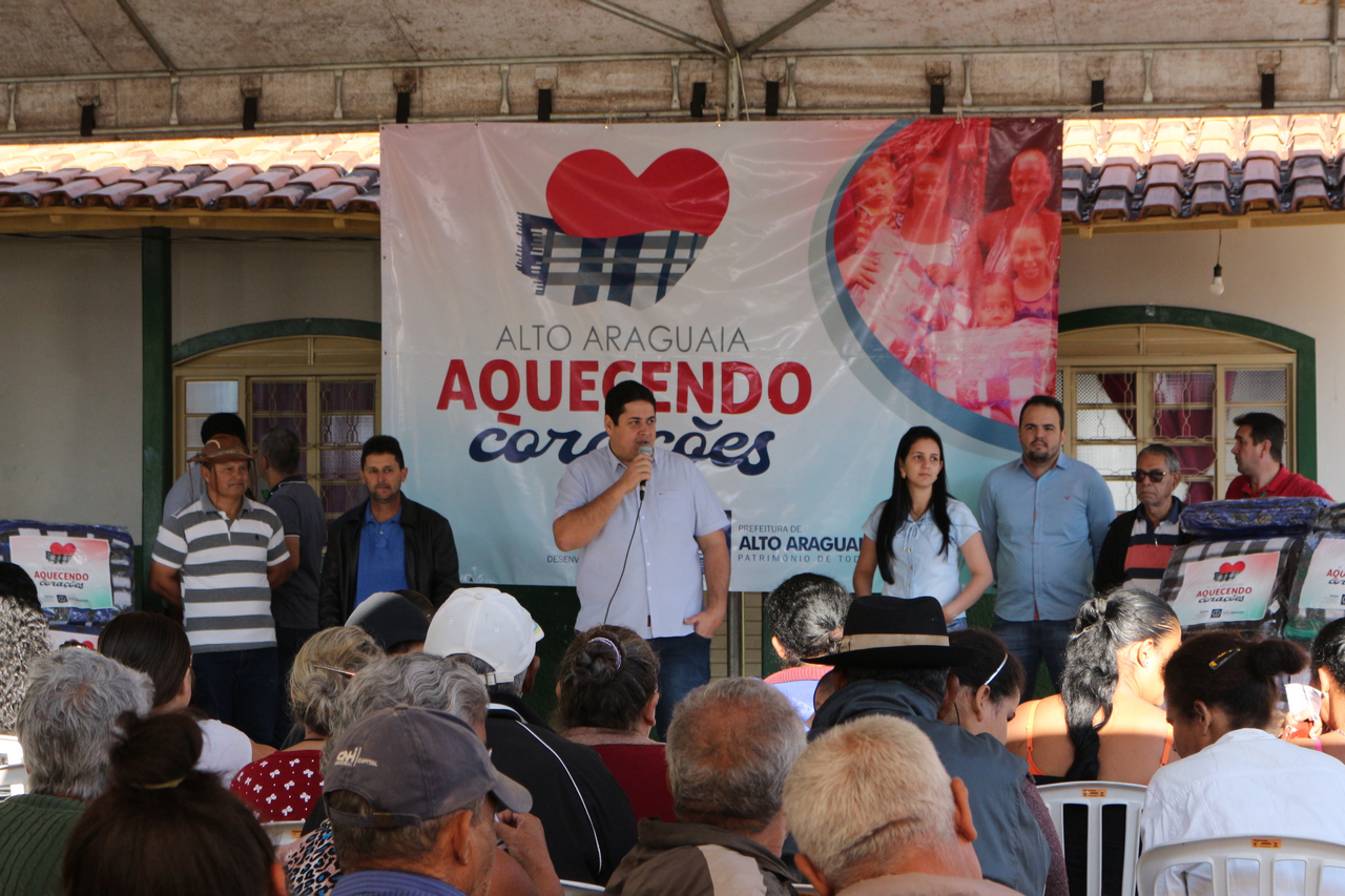 Em solenidade, prefeito Gustavo Melo e primeira dama entregam cobertores às famílias carentes de Alto Araguaia