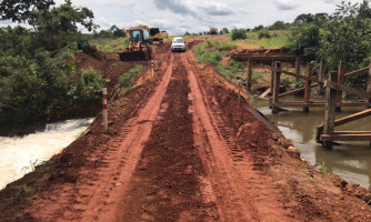 Prefeitura de Alto Araguaia reconstrói bueiro e restabelece tráfego na MT-100