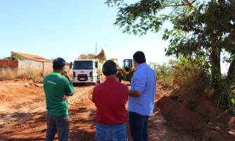 Ruas do Bairro Professora Maria das Graças recebem trabalho de terraplanagem para pavimentação