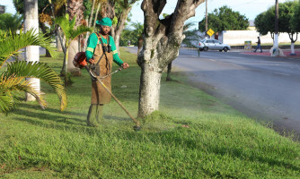 Canteiro central de Alto Araguaia recebe serviços de limpeza urbana