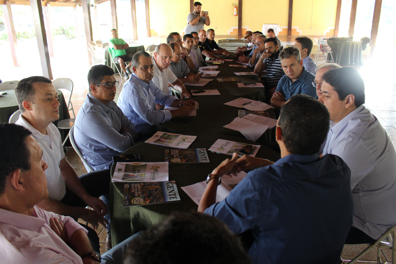Gustavo Melo e prefeitos do sudeste de Mato Grosso se reúnem com governador Mauro Mendes para discutir logística e infraestrutura