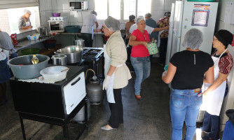 Merendeiras da rede municipal de ensino de Alto Araguaia recebem capacitação para trabalhar os alimentos