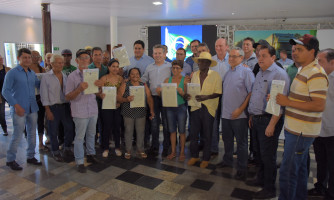 Governador Mauro Mendes e prefeito Gustavo Melo entregam 74 títulos para moradores do Distrito do Buriti