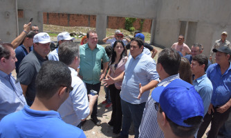 Em visita ao Centro da Melhor Idade de Alto Araguaia, governo garante repasse para conclusão da obra