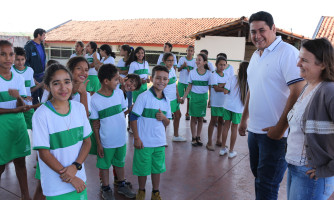 Alunos da Escola Adalcy da Conceição Rodrigues recebem 800 uniformes confeccionados por reeducandos