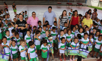 Prefeito Gustavo Melo entrega oficialmente kit de apostilamento da educação infantil de Alto Araguaia