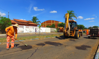 Prefeitura de Alto Araguaia intensifica recuperação de ruas com operação tapa-buracos