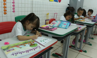 Prefeito e secretária de Educação entregam kit de apostilamento da educação infantil para segundo semestre