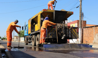 Serviços de lama asfáltica é iniciado em Alto Araguaia; várias ruas serão beneficiadas