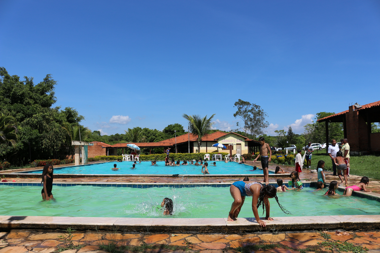 Crianças do Serviço de Convivência em Alto Araguaia recebem dia de recreação com piscina, brincadeiras e distribuição de brinquedos