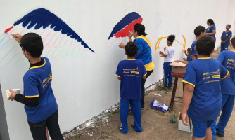 Crianças da AABB Comunidade de Alto Araguaia realiza atividade artística com pintura em muro