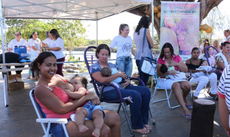 Às margens do Rio Araguaia, mães realizam mamaço para conscientizar sobre o aleitamento materno