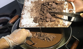 Oficina de ovos de chocolate leva oportunidade de renda às mulheres atendidas pela Serviço de Convivência