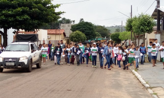 Alunos da Escola Adalcy Conceição Rodrigues fazem caminhada com panfletagem para alertar sobre mutirão de limpeza