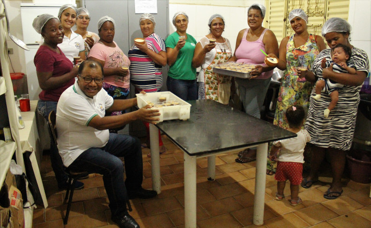 Mulheres integrantes do Paif participam de curso de fabricação de danete e de requeijão cremoso