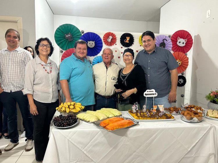 Com 50 anos de serviço público, servidora aposenta e recebe homenagens de colegas e prefeito