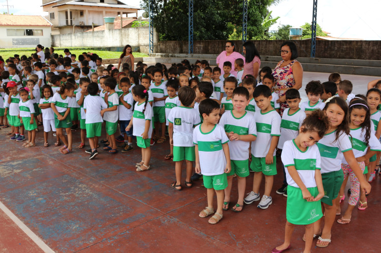 Novos alunos da rede municipal de ensino de Alto Araguaia recebem uniformes; cerca de 700 peças foram entregues