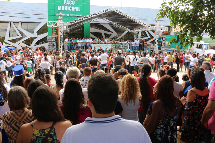 Milhares de pessoas acompanham desfile cívico em comemoração os 80 anos de Alto Araguaia