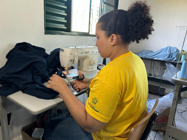 Projeto social confecciona moletons para atender crianças carentes de Alto Araguaia