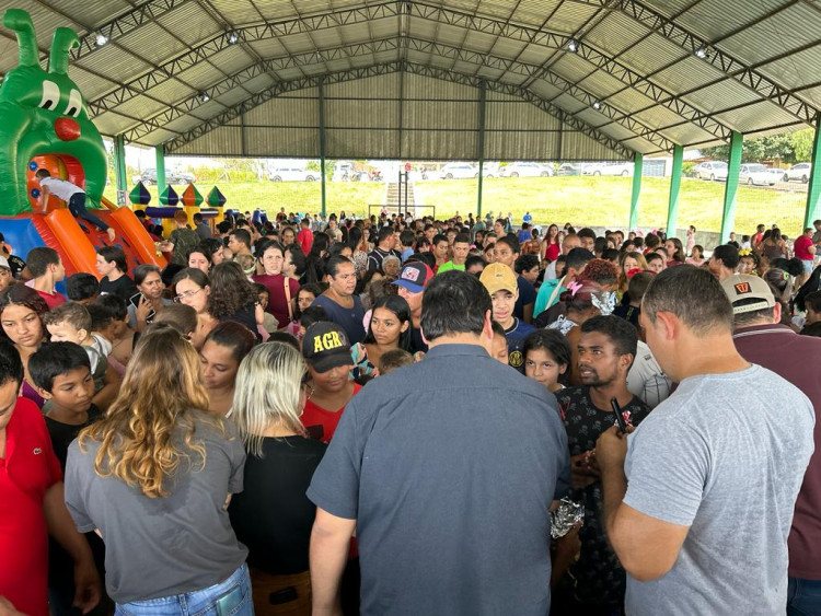 Crianças de Alto Araguaia recebem ovos de chocolates através da Assistência Social