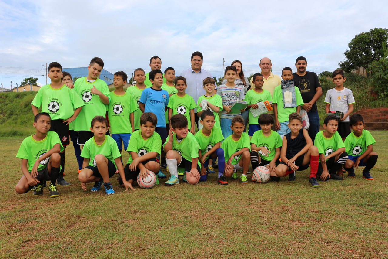 Prefeito Gustavo Melo faz entrega de materiais esportivos para projetos da SEMEL