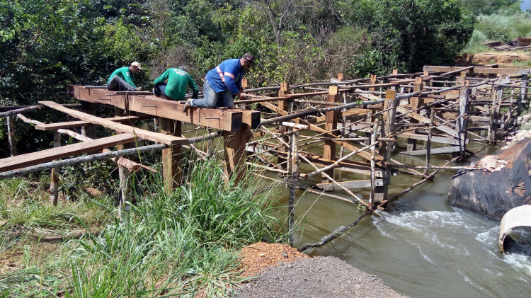 Prefeitura inicia obras de construção de ponte sobre o Córrego Ribeirão Claro na MT-100