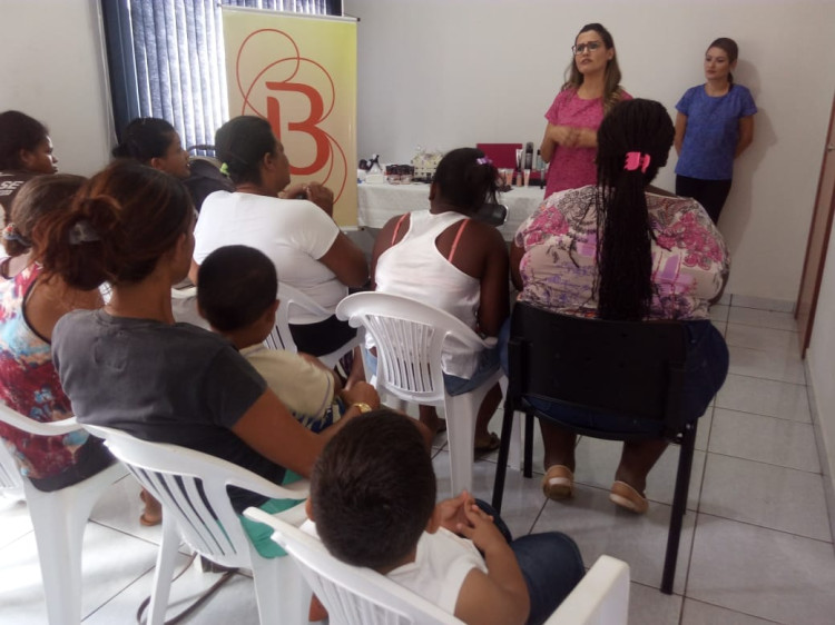 Parceria entre CRAS e Boticário promove encontro para mulheres sobre cuidados com a pele