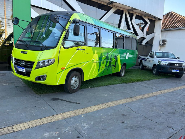 Secretaria de Educação e Esportes recebe microônibus para atender atletas e projetos