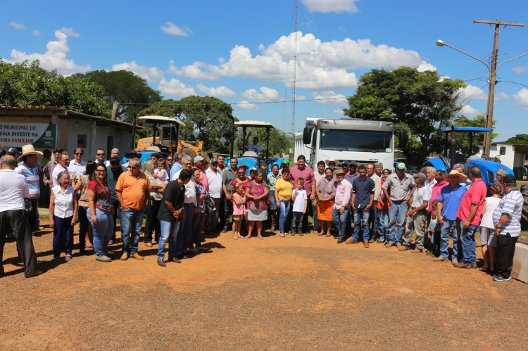 Prefeito Gustavo Melo entrega tratores e implementos agrícolas para agricultura familiar em Alto Araguaia