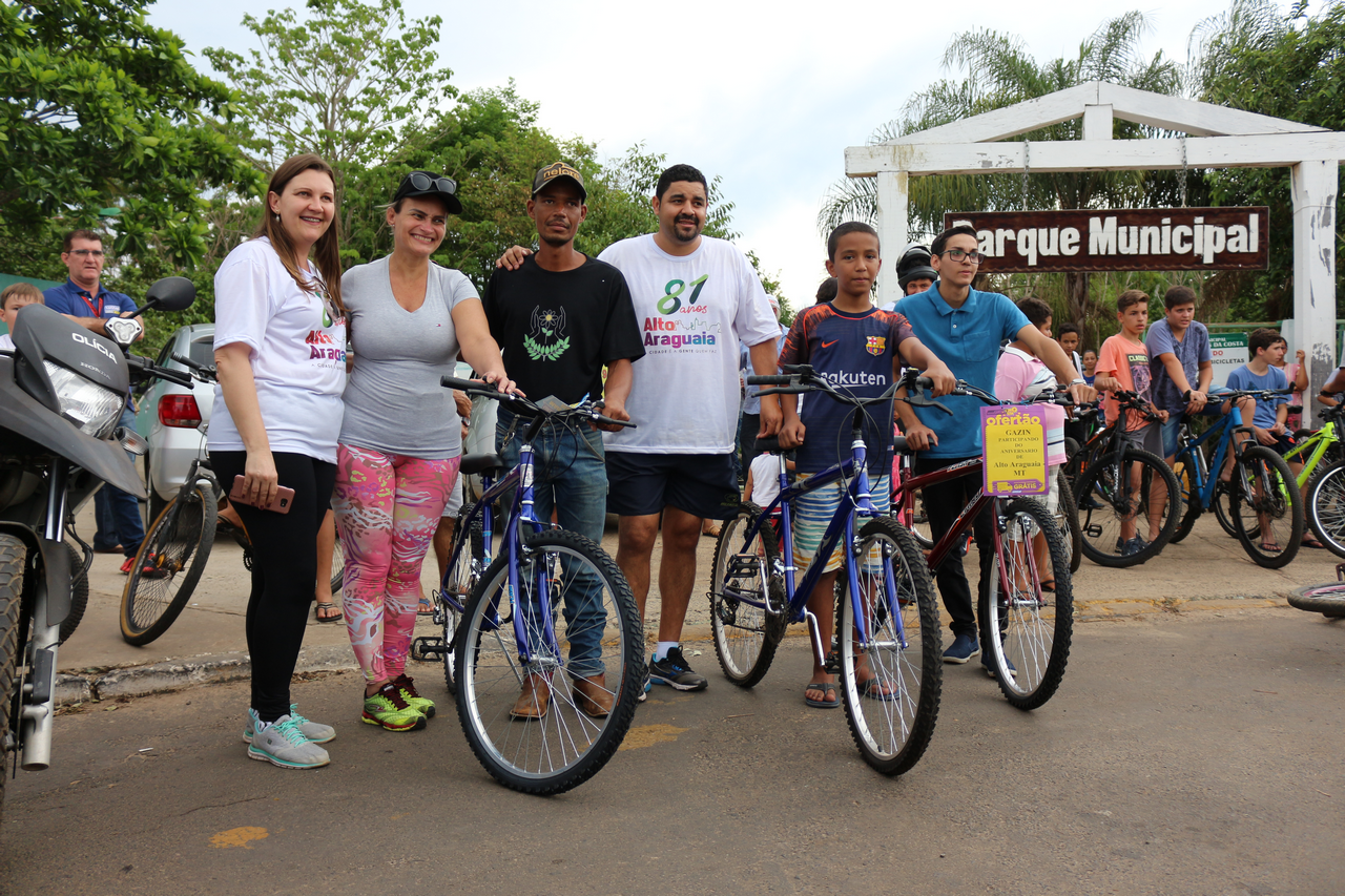 Ganhadora de bicicleta do passeio ciclístico doa prêmio para aluno da APAE