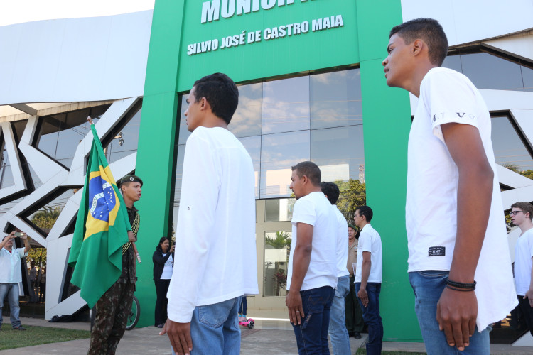 35 jovens são dispensados do Serviço Militar Obrigatório e participam de cerimônia de Juramento à Bandeira
