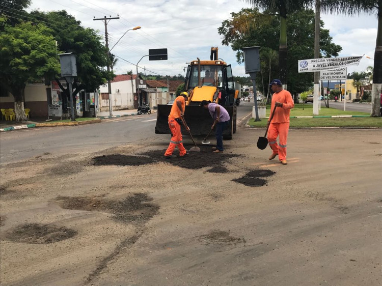 Secretaria de Infraestrutura realiza reparos na Avenida Carlos Hugueney