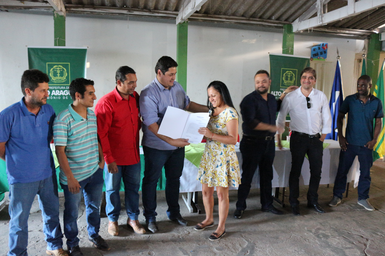 Gustavo Melo entrega títulos definitivos de propriedade a moradores do Bairro da Cohab em Alto Araguaia