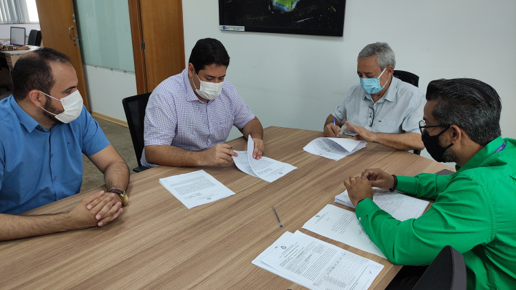 Prefeito assina convênios com o Estado para investimentos em infraestrutura em Alto Araguaia