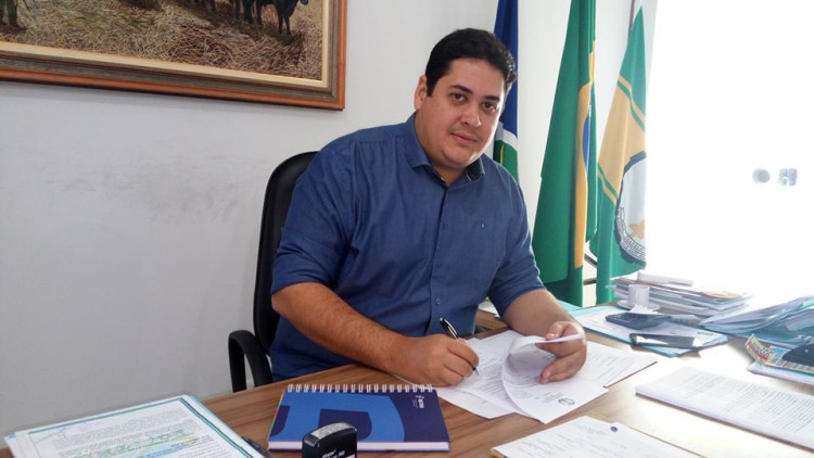 Prefeito Gustavo Melo anuncia reajuste e criação do 13° do Programa Feijão no Fogo